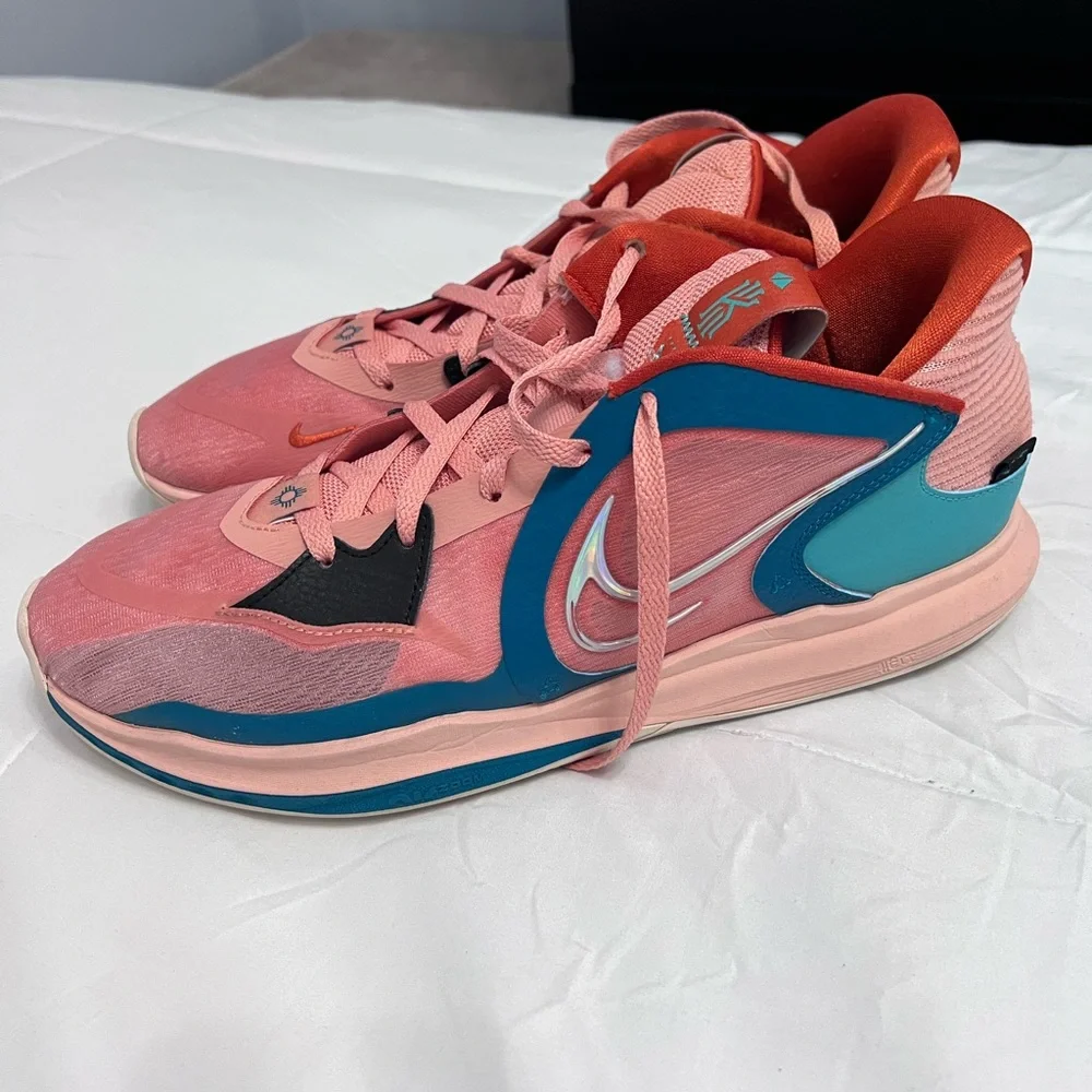 Nike - Picture 3 of 5